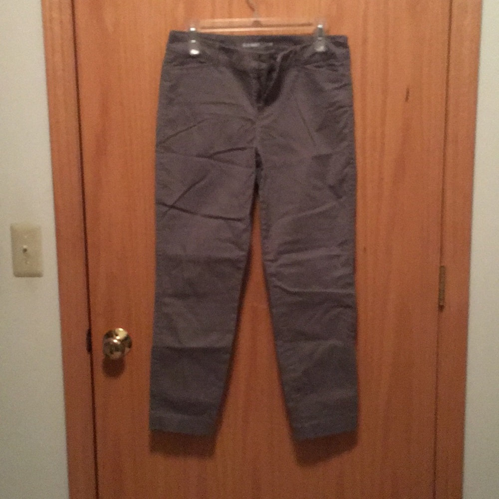 Old Navy gray pixie cropped pants